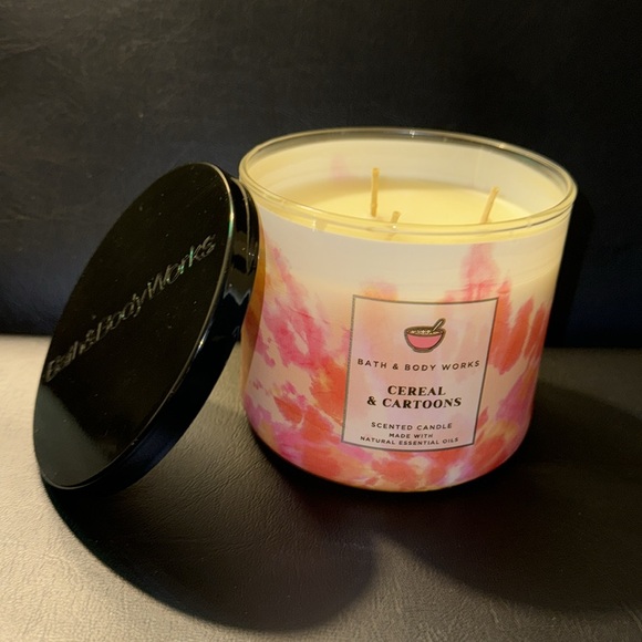 🆕 CEREAL & CARTOONS Bath Body Works 3 Wick Candle RARE Nostalgia Cinnamon FALL - Picture 2 of 12